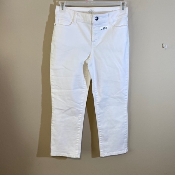 St. John's Bay Pants - St. John’s bay pure white‎ ankle pants size 4 inseam is 22 “ waist is 15